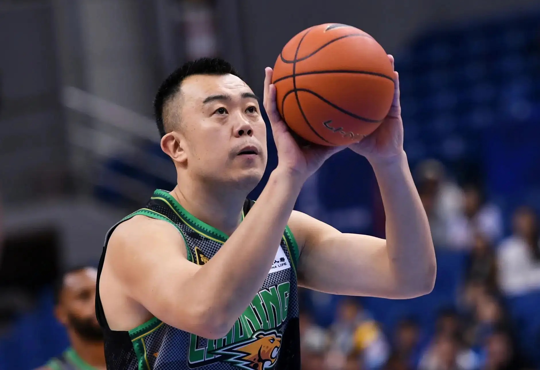 爱游戏官方登录入口-内线球员出色表现，助球队锁定胜局