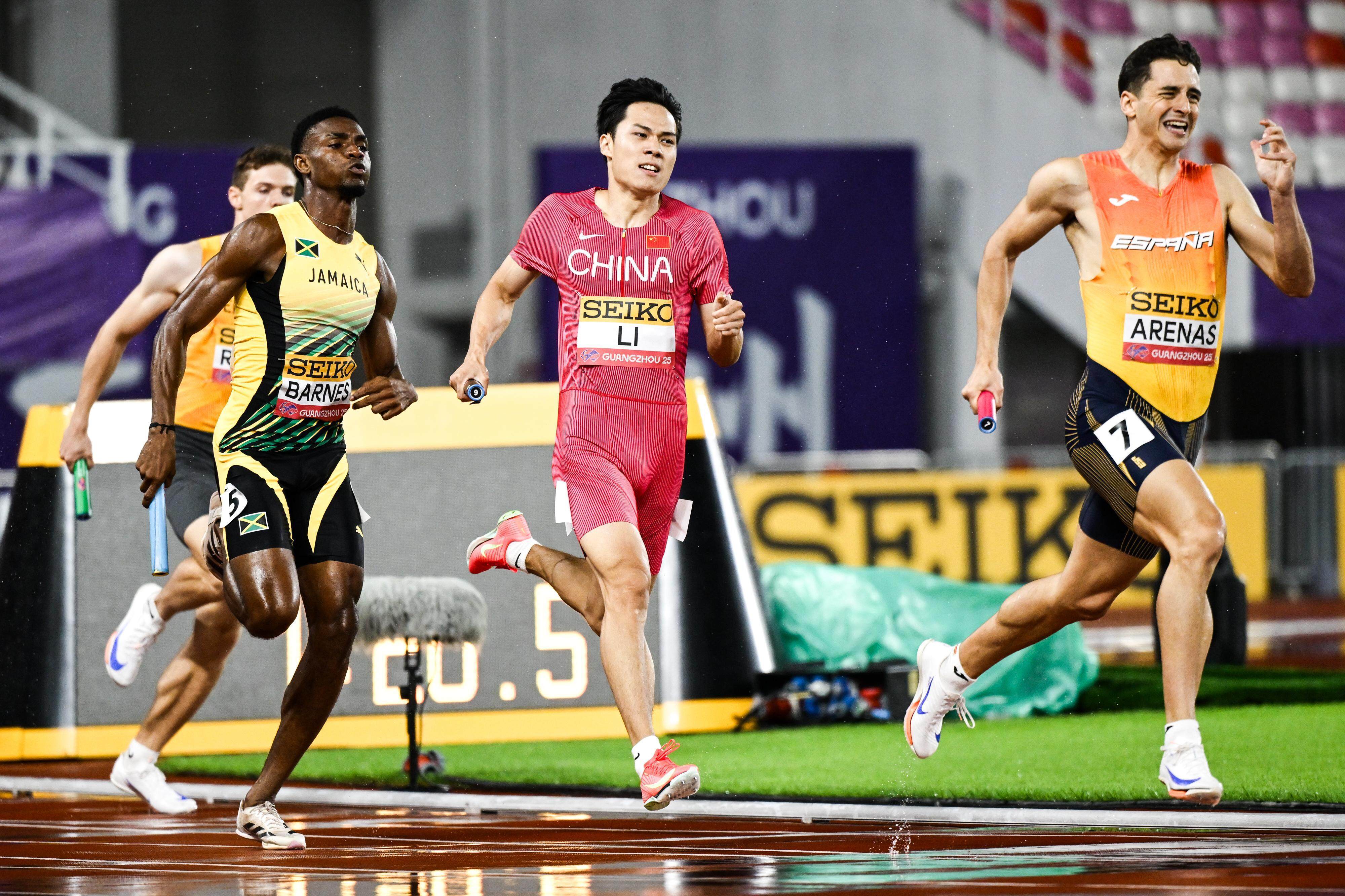 田径比赛选手全力以赴,争夺第一 田径比赛选手全力以赴,争夺第一