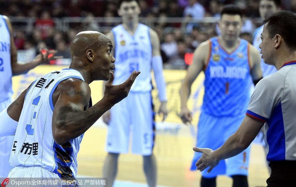 双方火爆冲突引发激烈对抗,裁判难以控制 双方火爆冲突引发激烈对抗,裁判难以控制