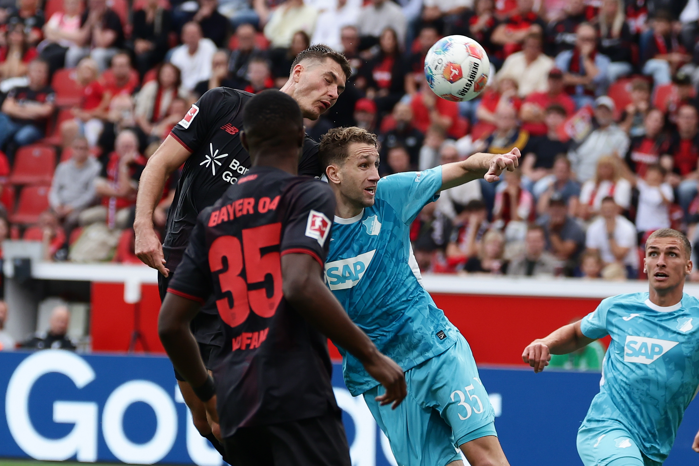 爱游戏注册-包含勒沃库森险胜霍芬海姆，取得关键三分的词条