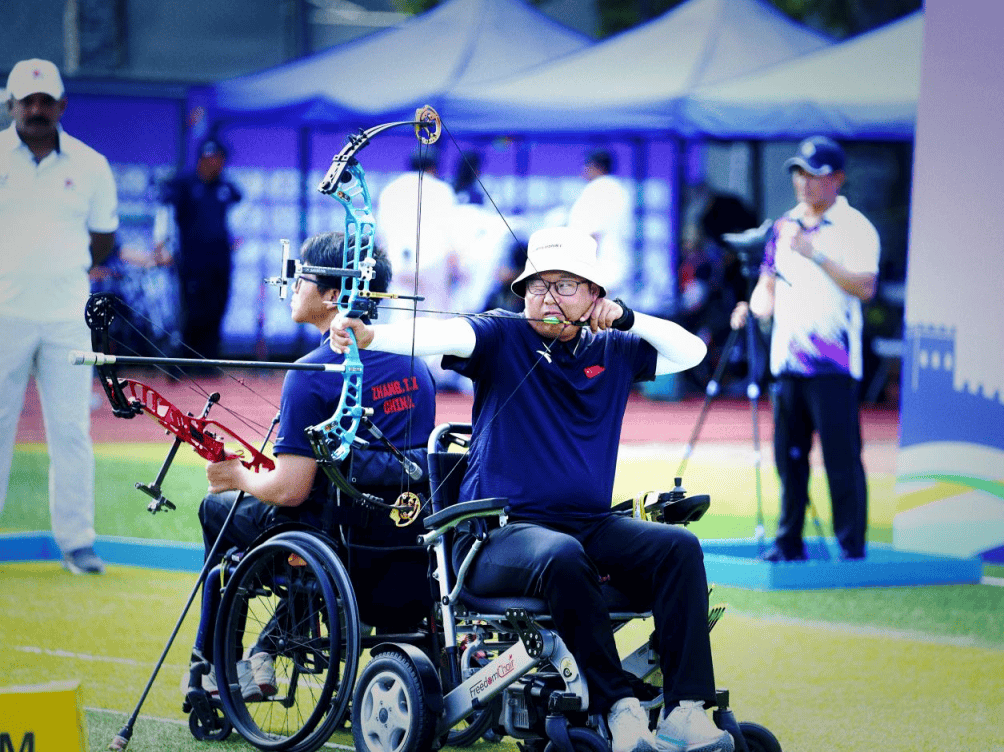 射箭比赛中选手表现出色获得奖牌 射箭比赛中选手表现出色获得奖牌