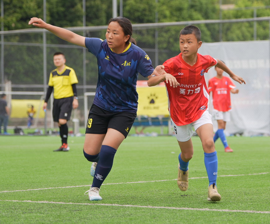 爱游戏官网入口-青海女足对阵北京队，争夺胜利