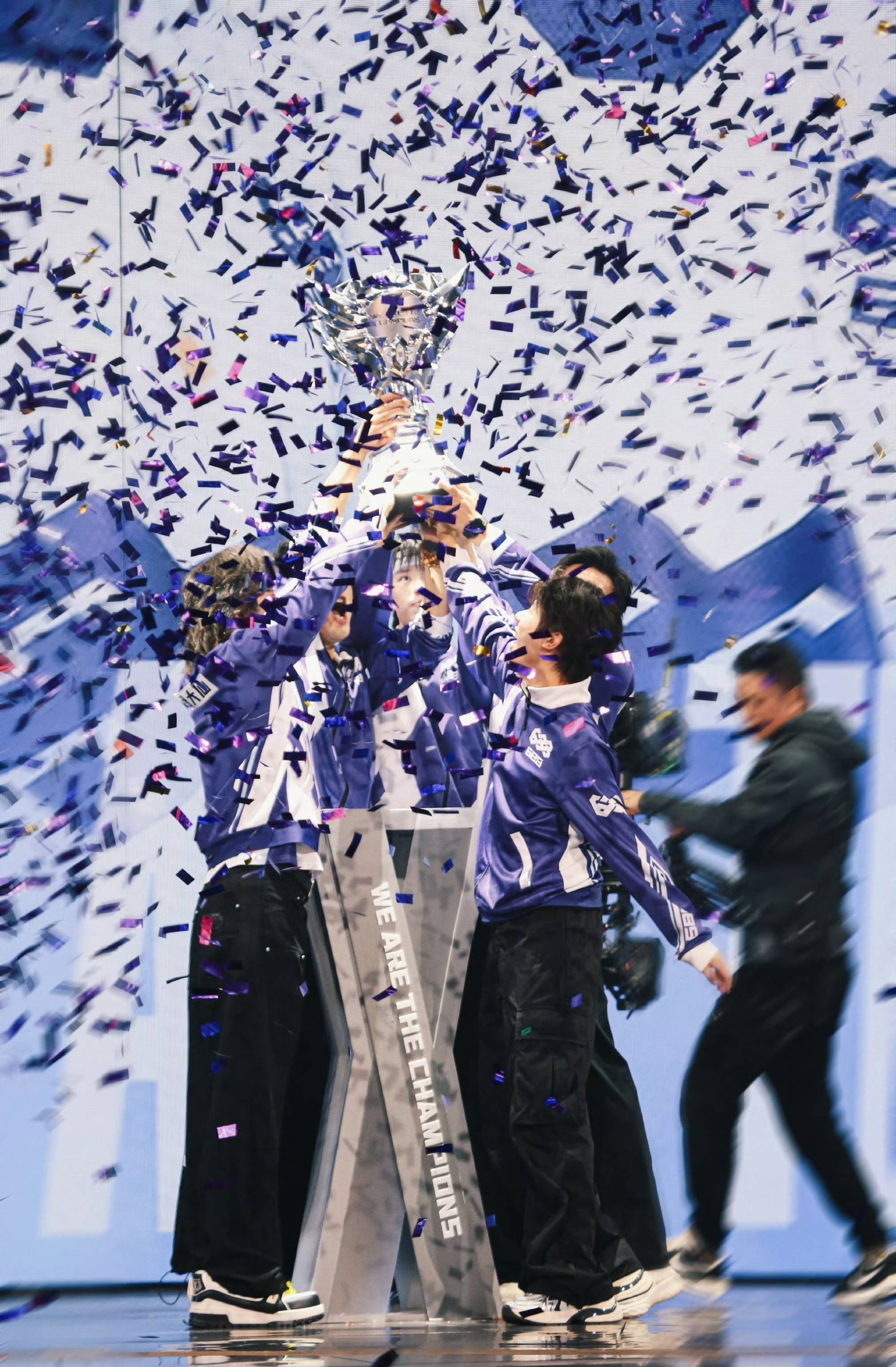 实力球队实现逆袭，赢得球迷掌声