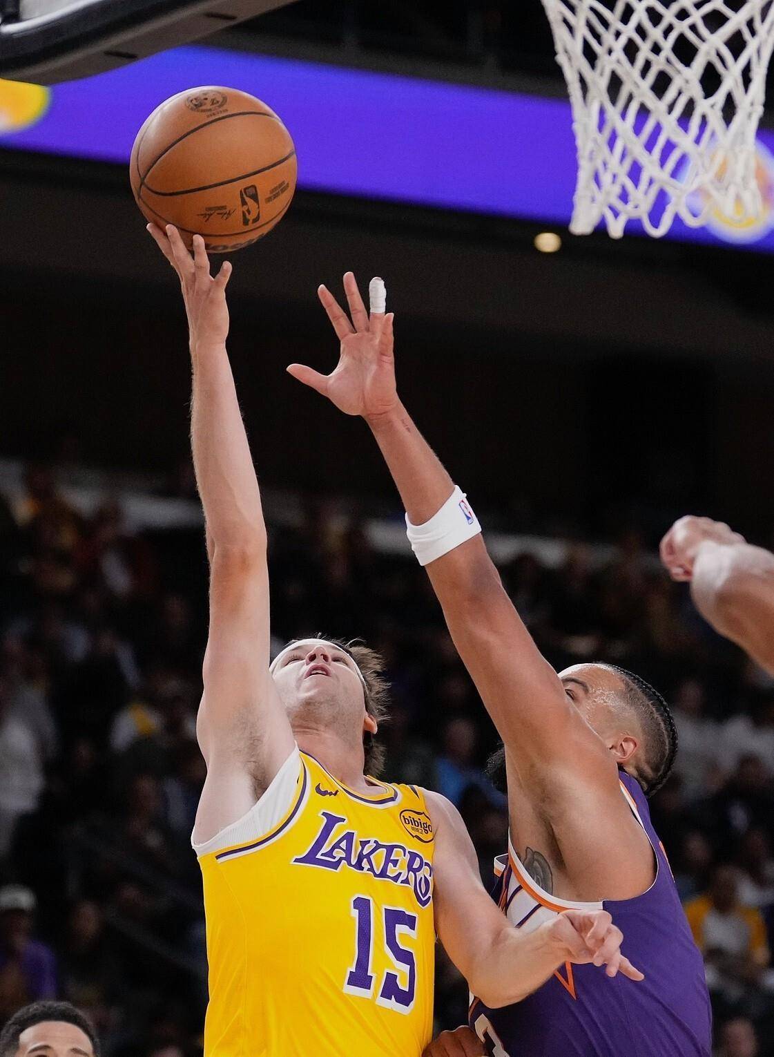 爱游戏网站入口-湖人客场惜败太阳，遭遇两连败