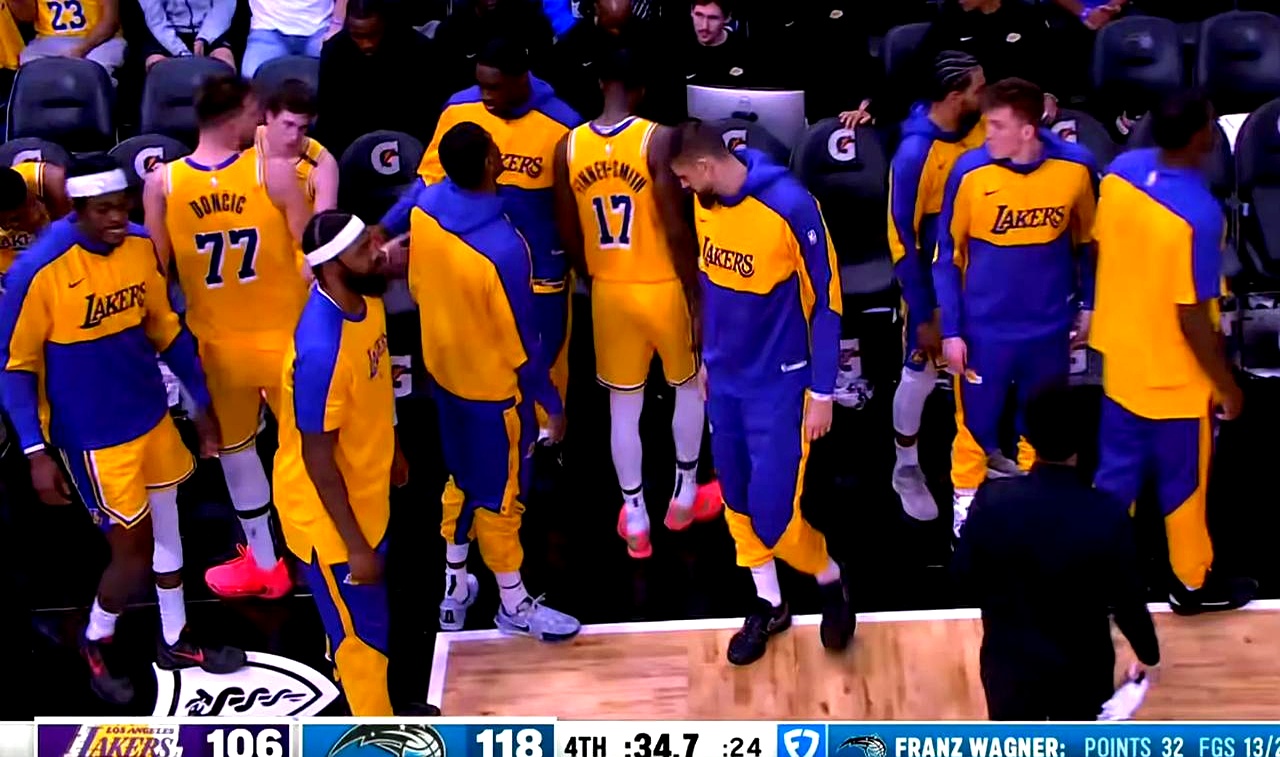 湖人客场惜败太阳，遭遇两连败