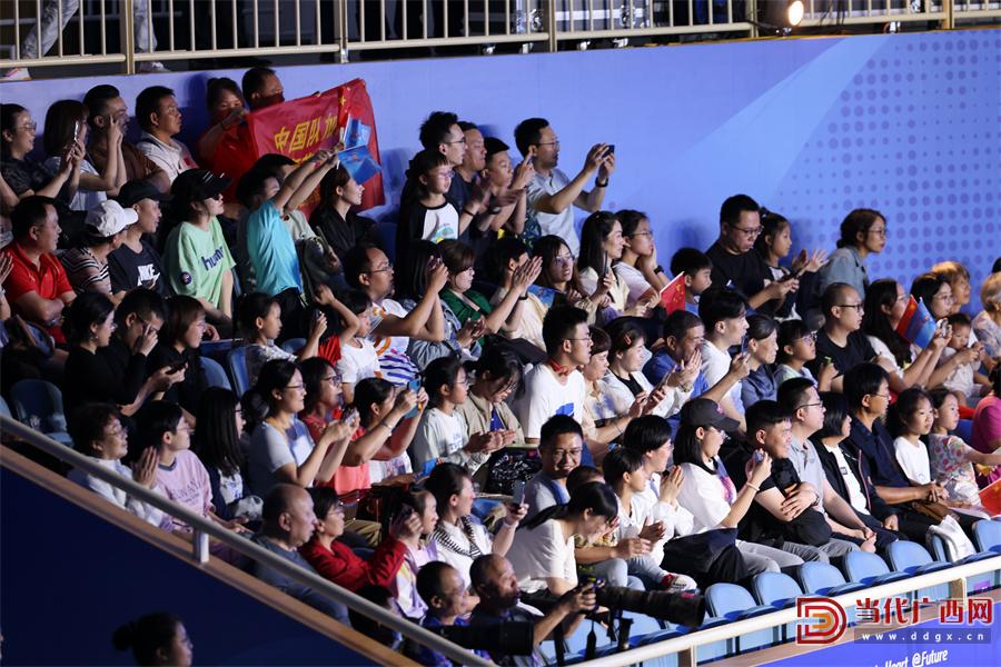 观众欢呼不断，现场壮观热闹