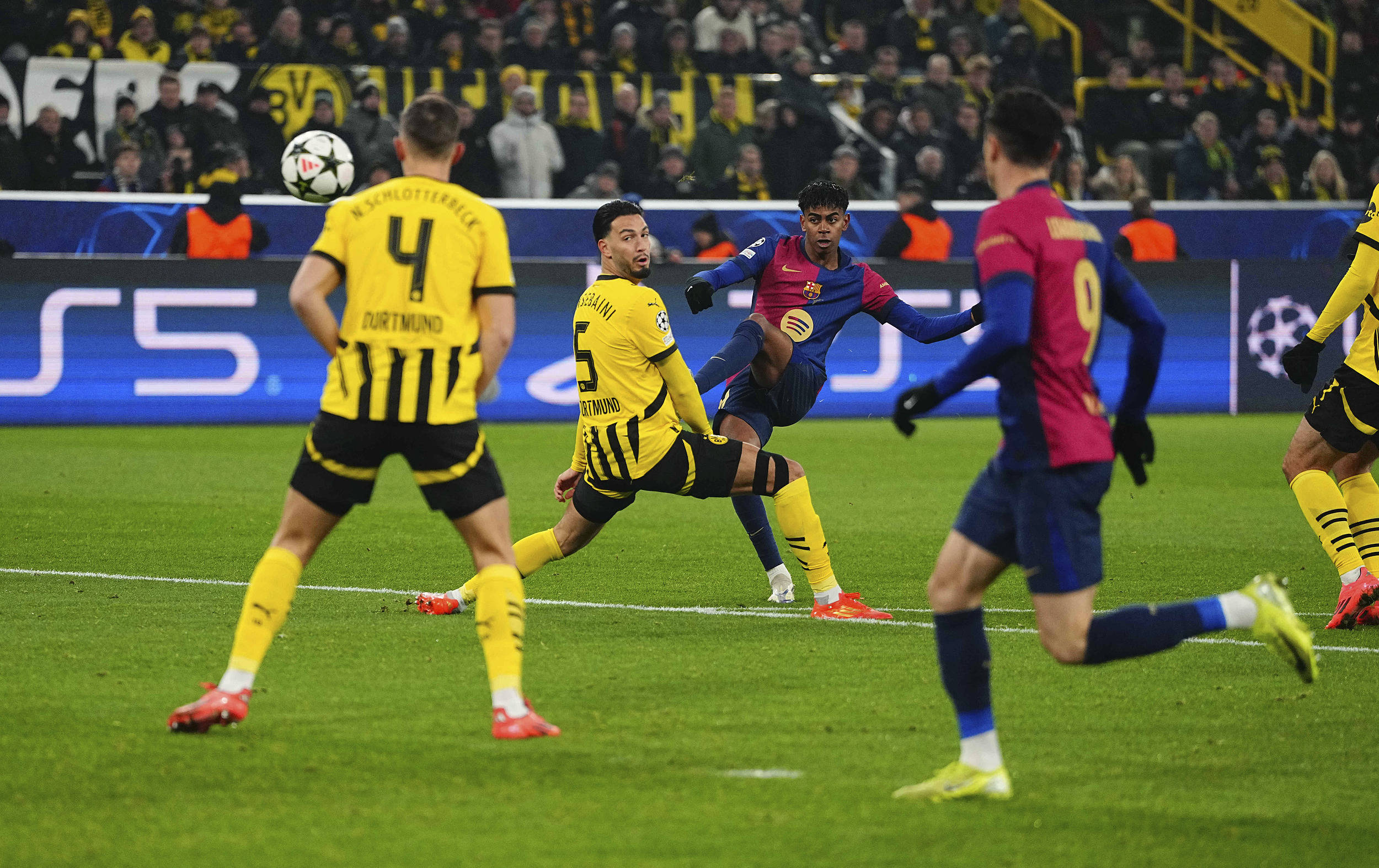 爱游戏官方-欧冠热门球队表现低迷，遭逢连败