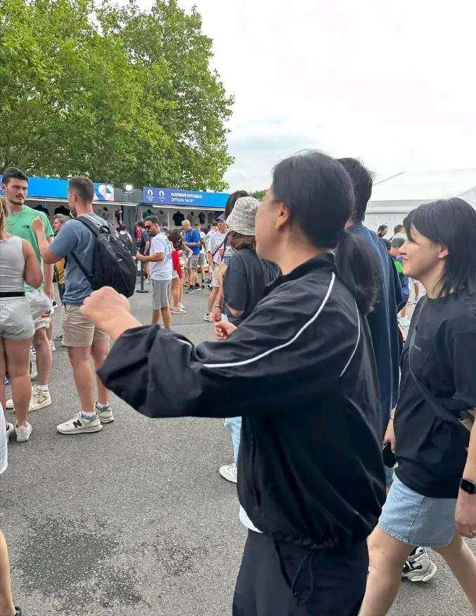 关于观众热情振臂呐喊,助威声震天的信息 关于观众热情振臂呐喊,助威声震天的信息