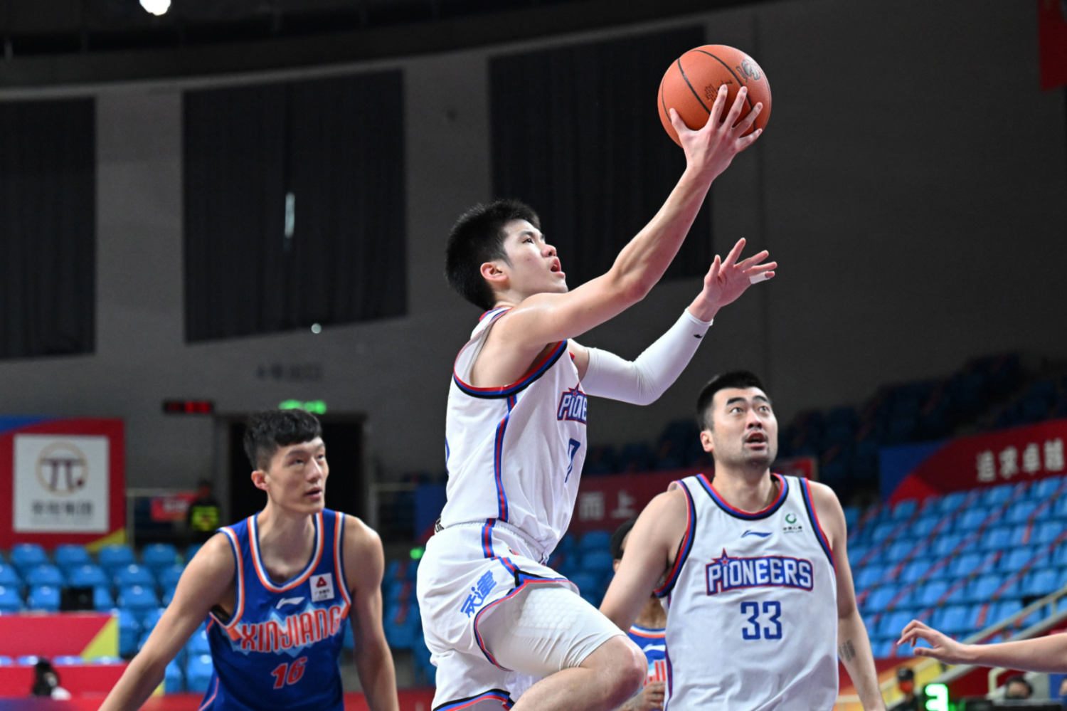 爱游戏app下载地址-天津男篮球员集体训练，备战下一场关键比赛