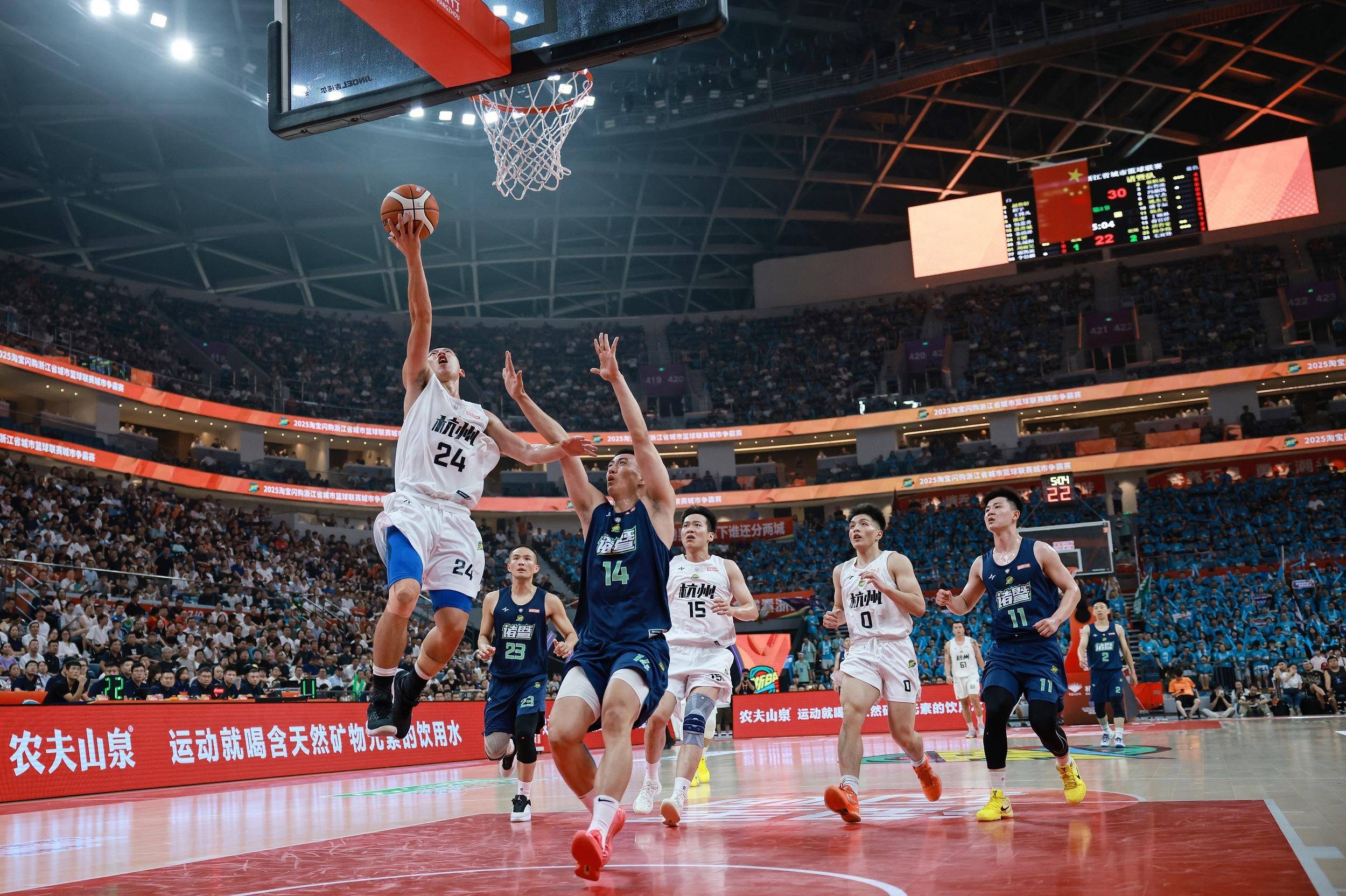 关于篮球赛场上风云变幻，球队实力竞争激烈的信息