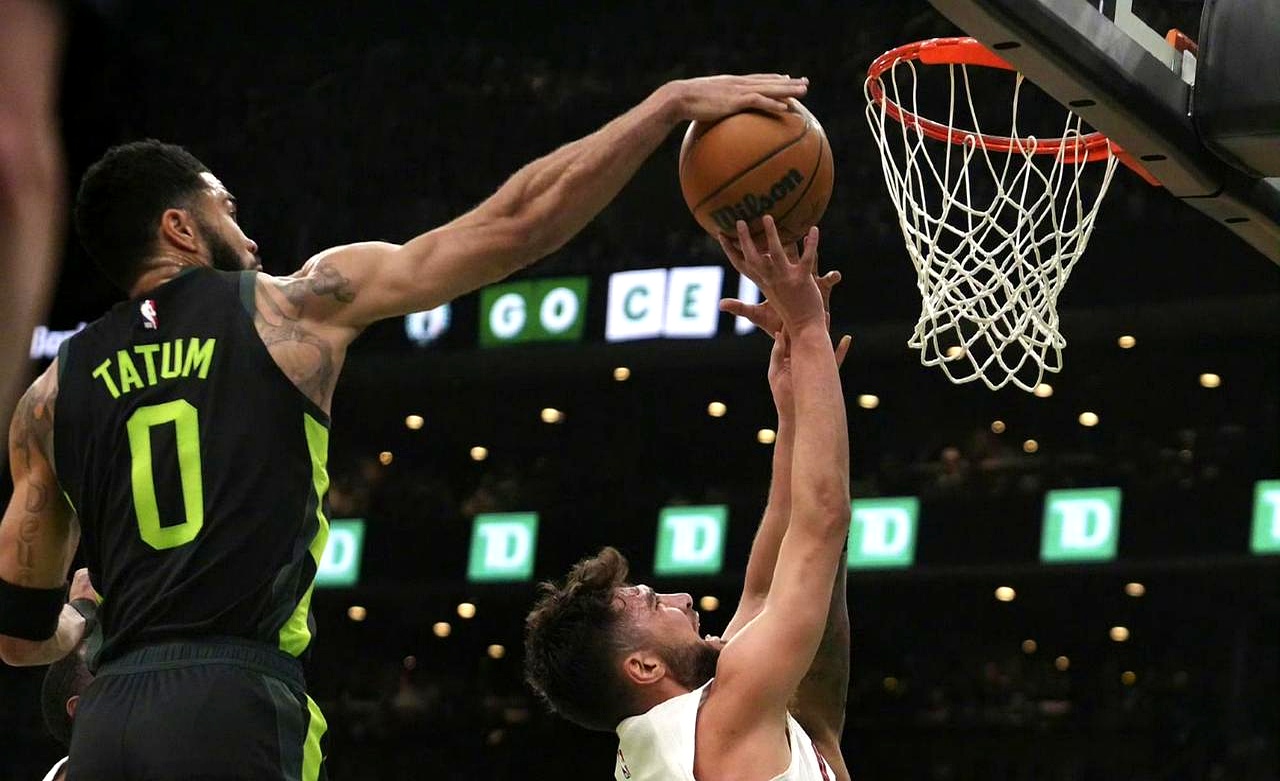 骑士队锋线防守出色，逆转战胜对手