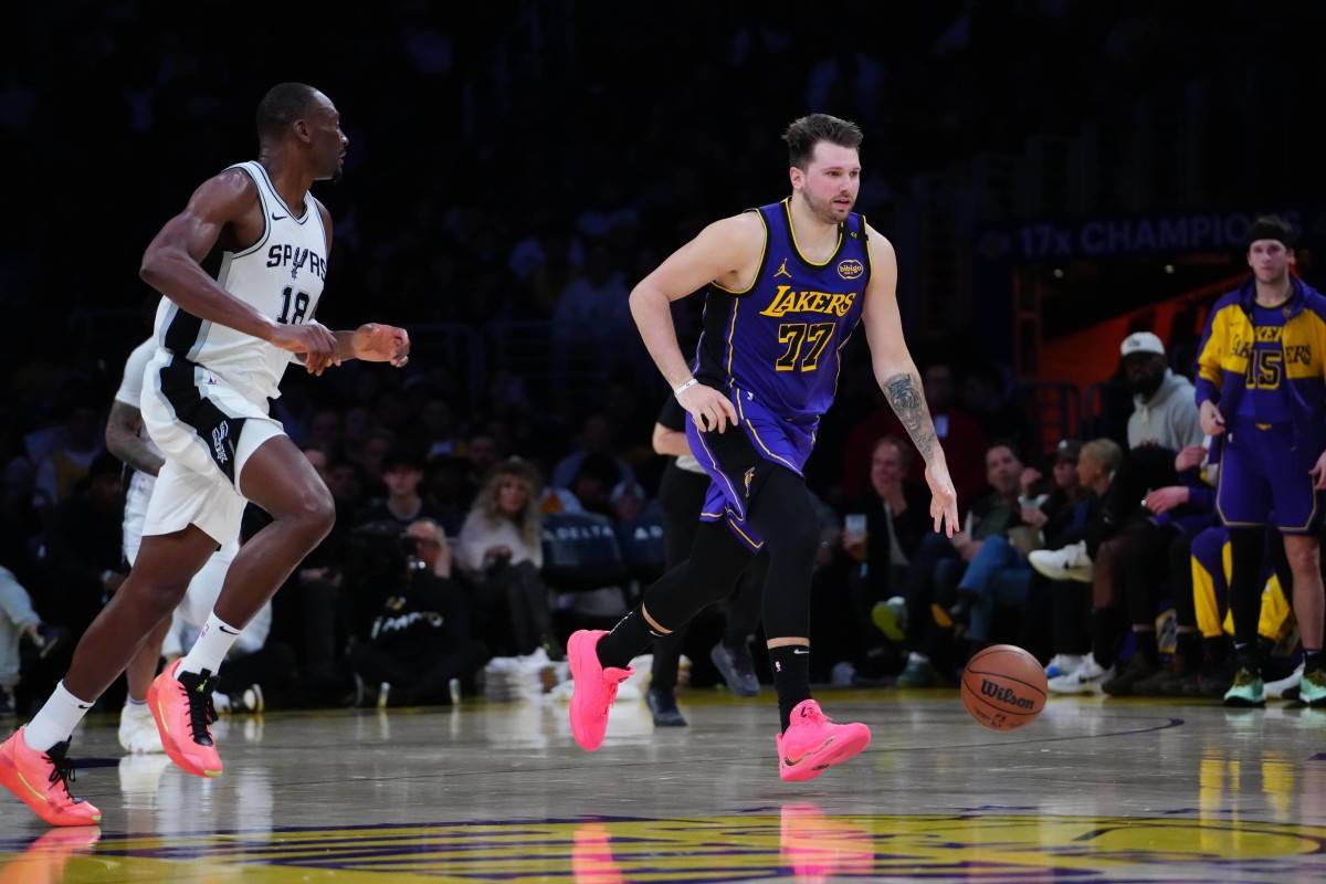 关于马刺队防守稳固，取得关键胜利的信息