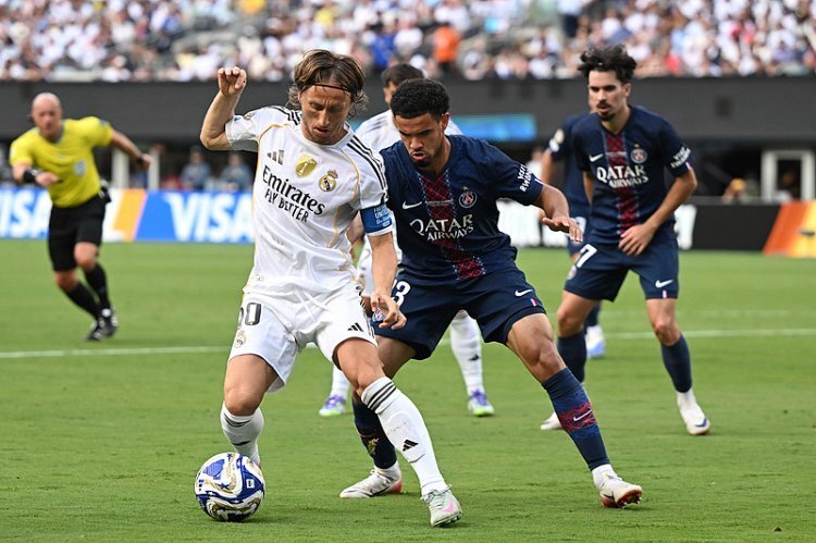 巴黎圣日耳曼在艰难比赛中胜出 巴黎圣日耳曼在艰难比赛中胜出