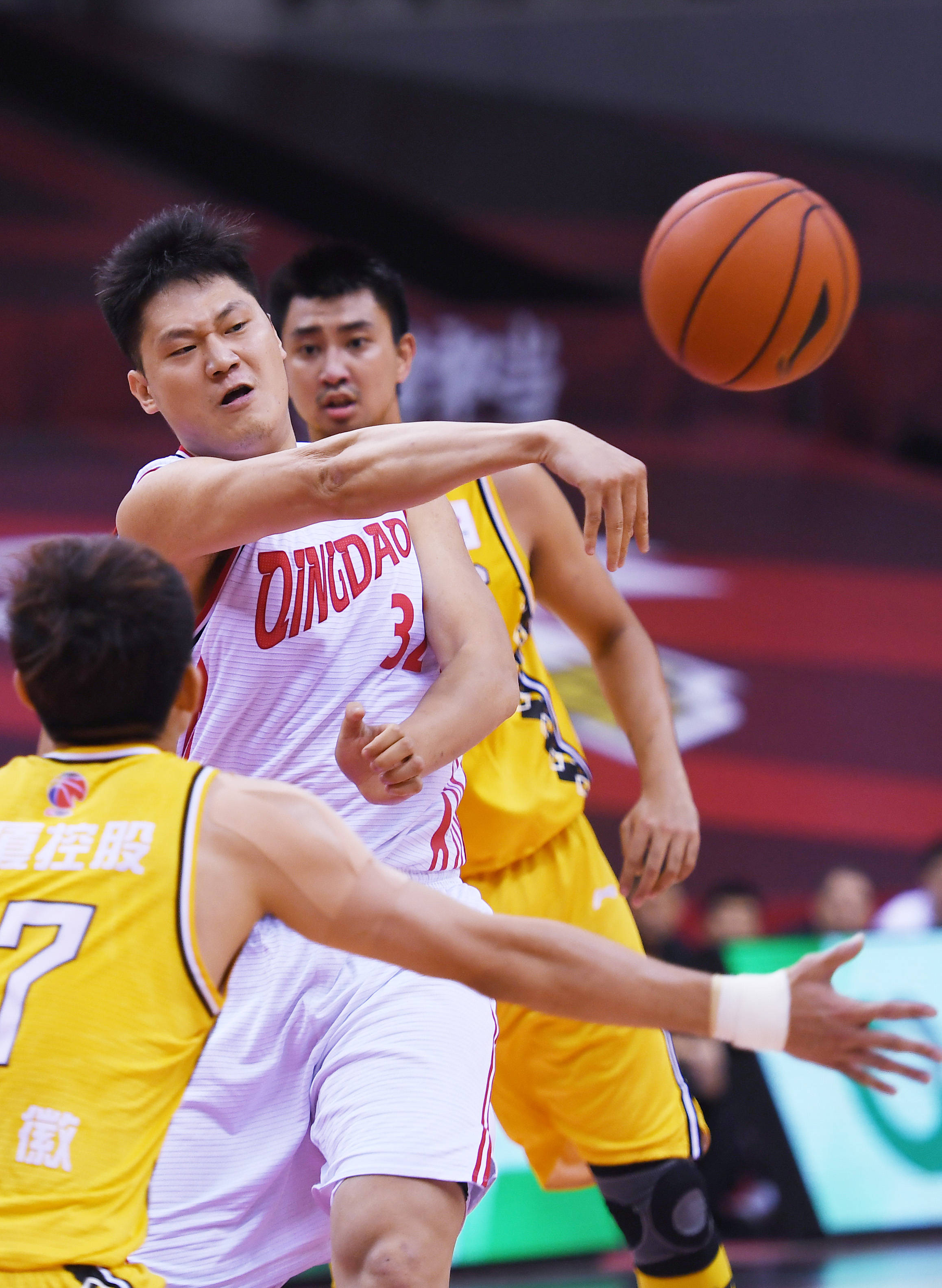 爱游戏网页版入口-教练研究对手战术，球队备战国际大赛