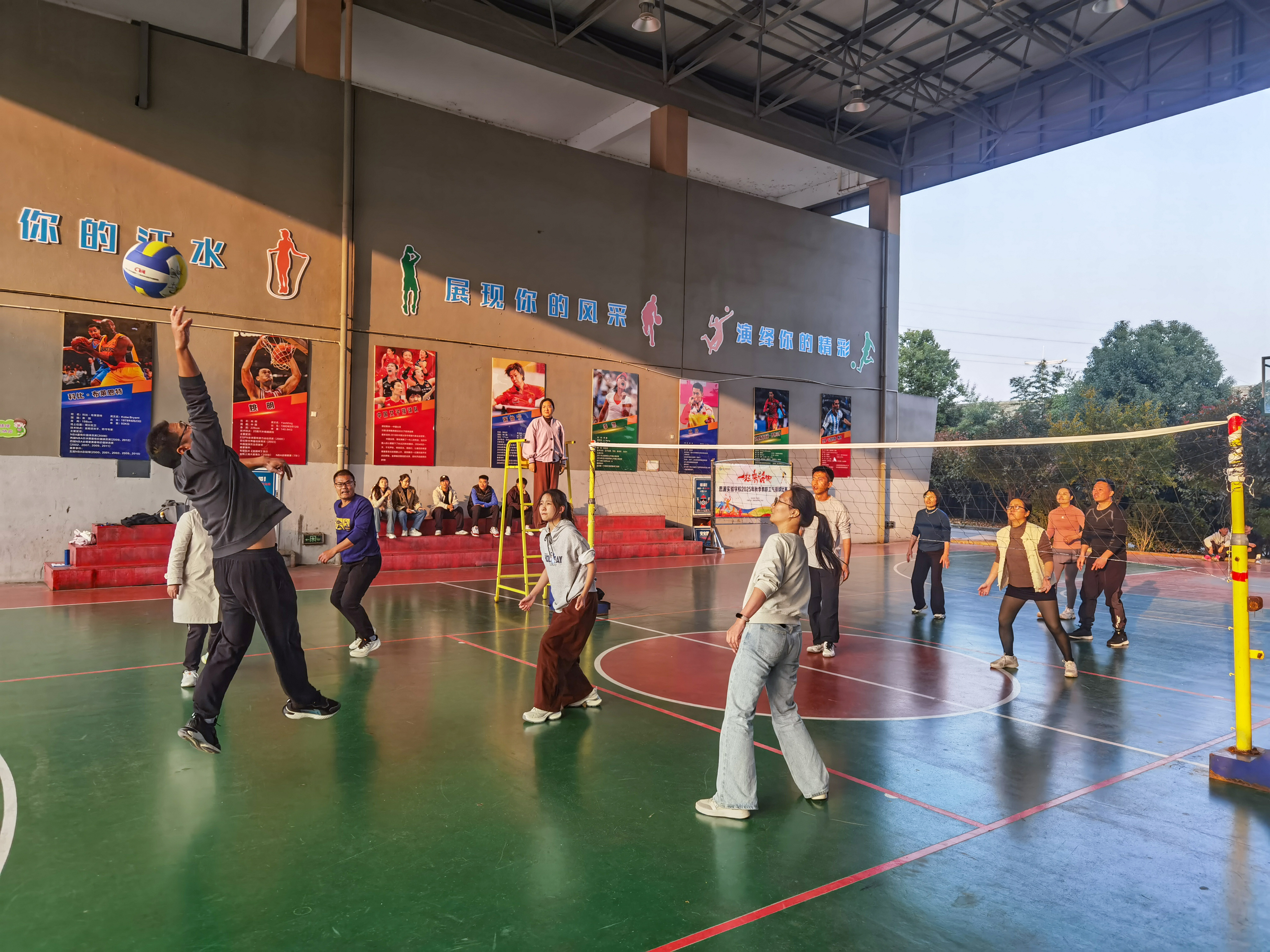 激励士气！球队在比赛中展现团结力量，赢得掌声的简单介绍