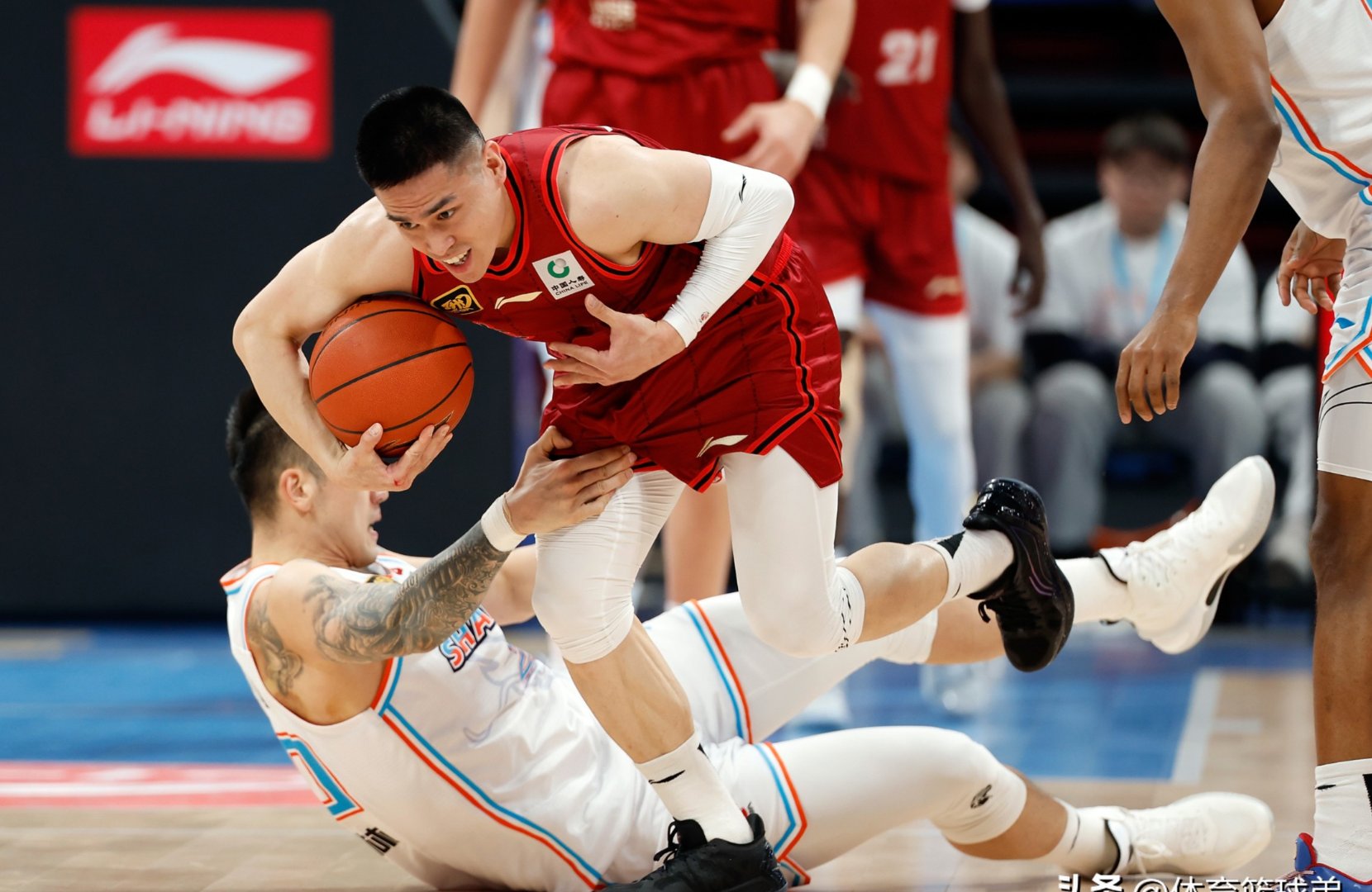 爱游戏直播-包含篮球巨星领衔球队击败对手,取得胜利的词条